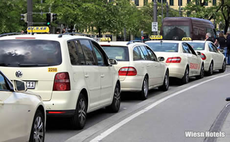 Anfahrt mit Taxis und Rikschas zum Oktoberfest München